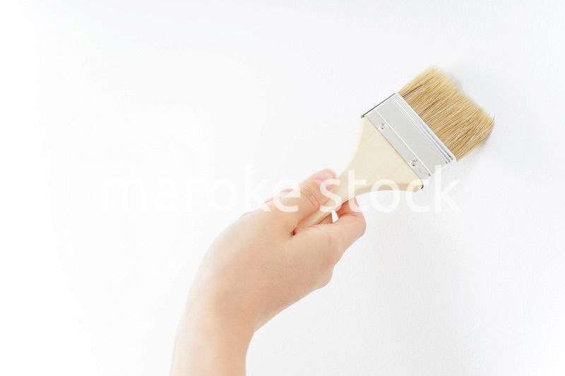 DIY・ペンキを塗る女性