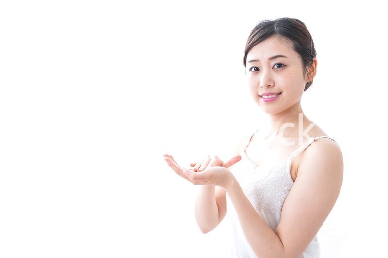 クリームを塗る女性