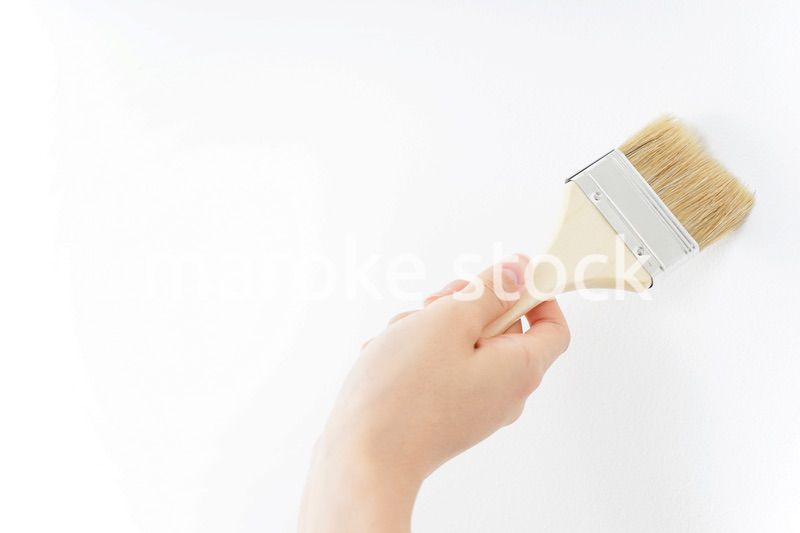 DIY・ペンキを塗る女性