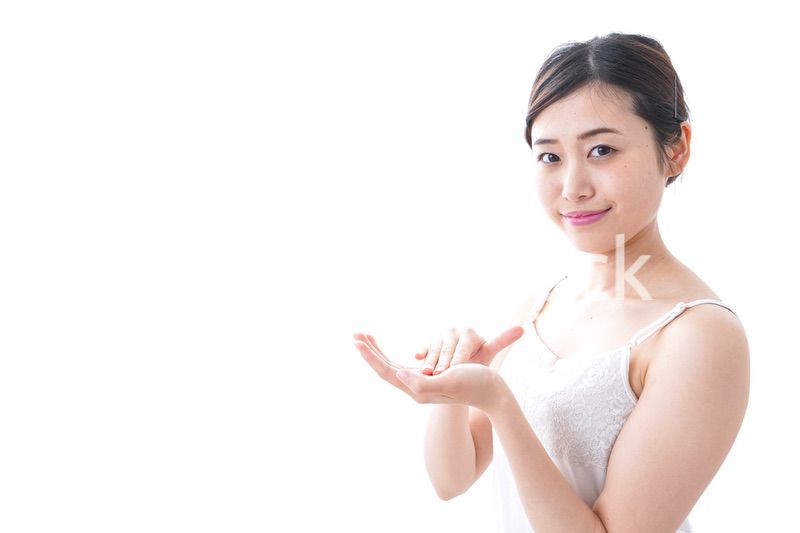 クリームを塗る女性