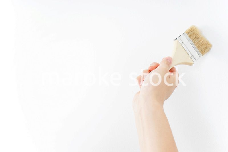 DIY・ペンキを塗る女性