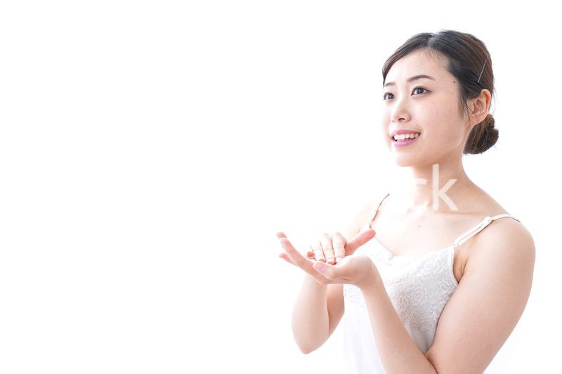 クリームを塗る女性