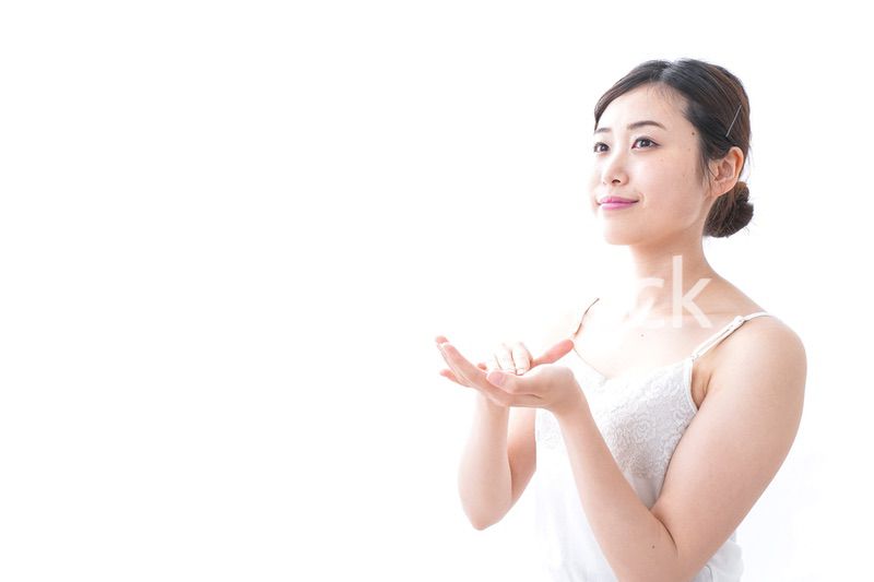 クリームを塗る女性