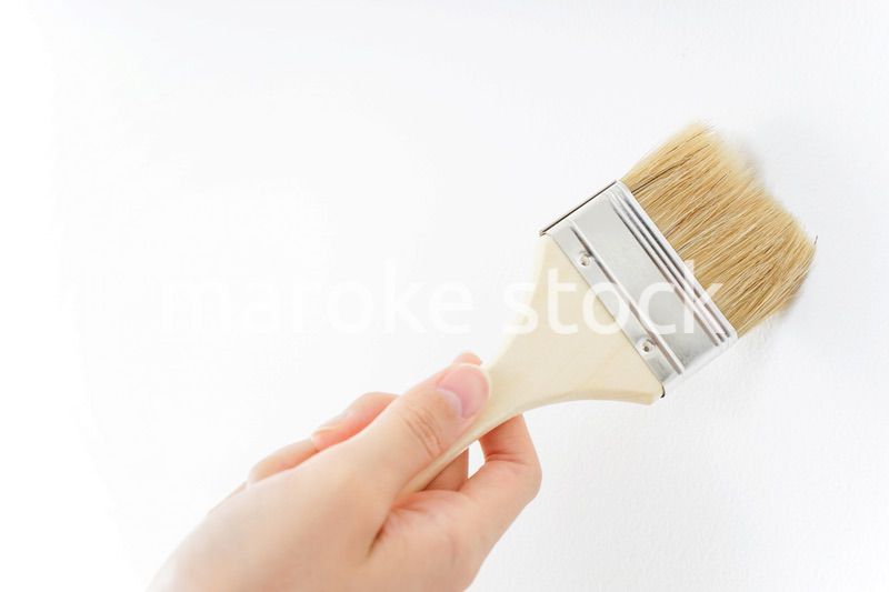 DIY・ペンキを塗る女性