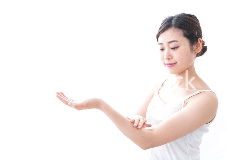 クリームを塗る女性