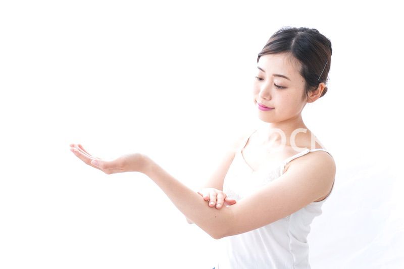 クリームを塗る女性