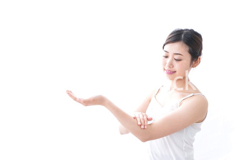 クリームを塗る女性