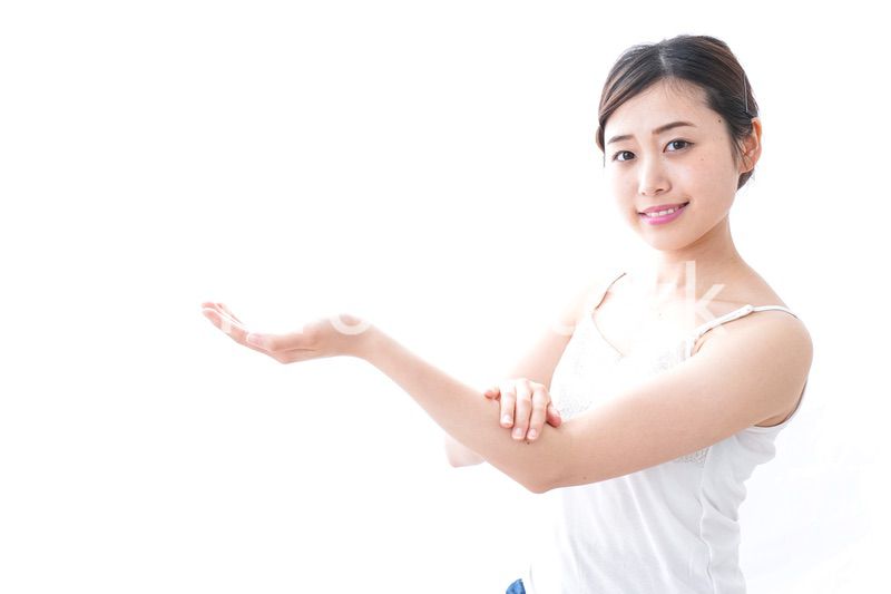 クリームを塗る女性