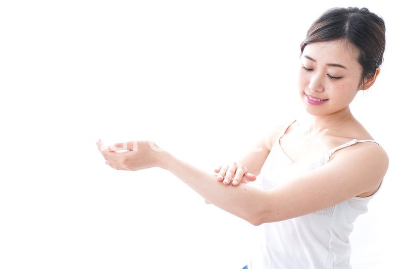 クリームを塗る女性