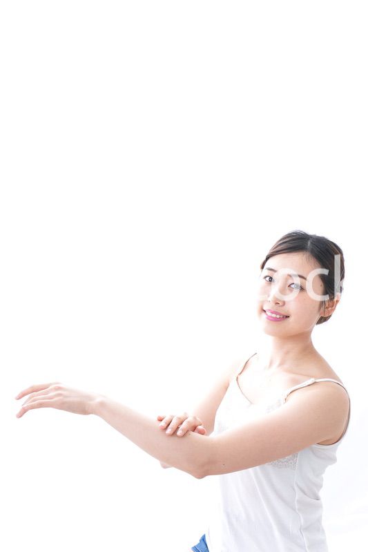 クリームを塗る女性