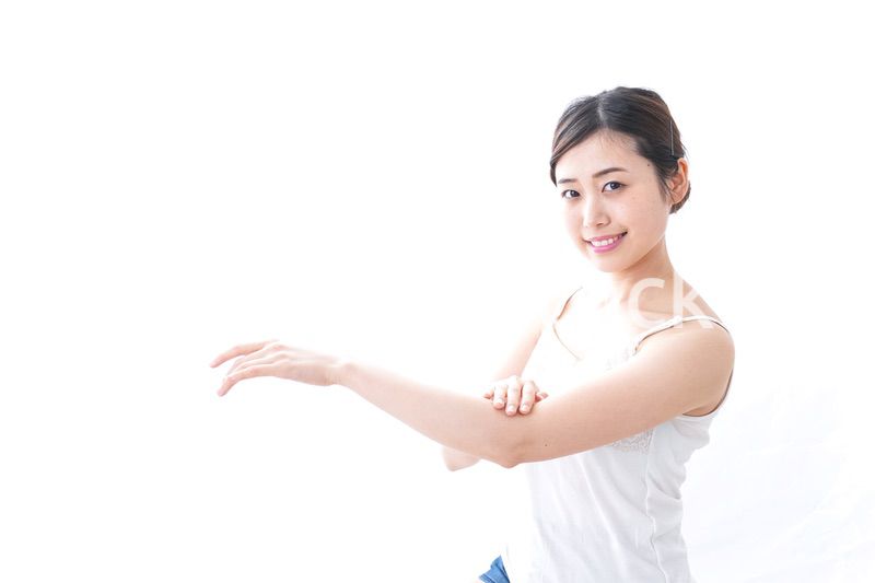 クリームを塗る女性