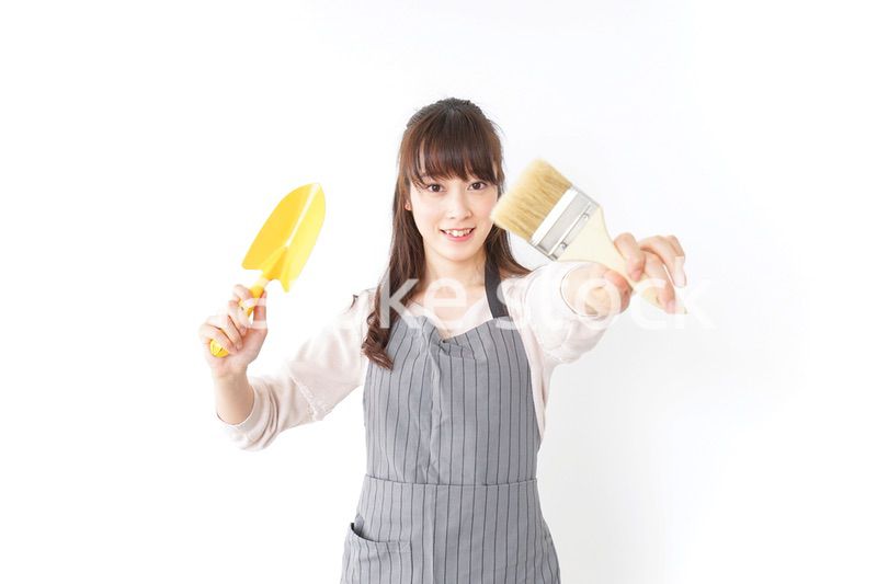 DIYをする若い女性