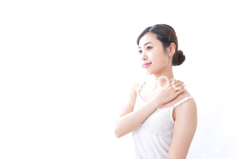 クリームを塗る女性