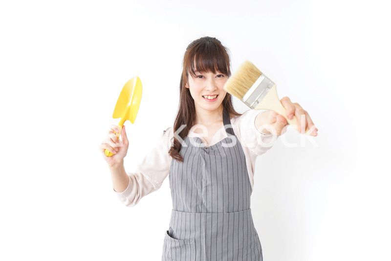 DIYをする若い女性