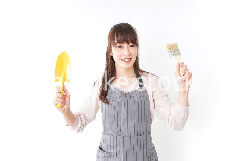 DIYをする若い女性