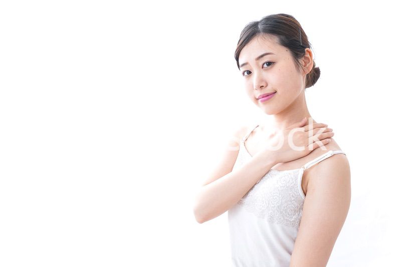 クリームを塗る女性