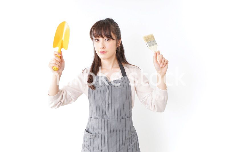 DIYをする若い女性