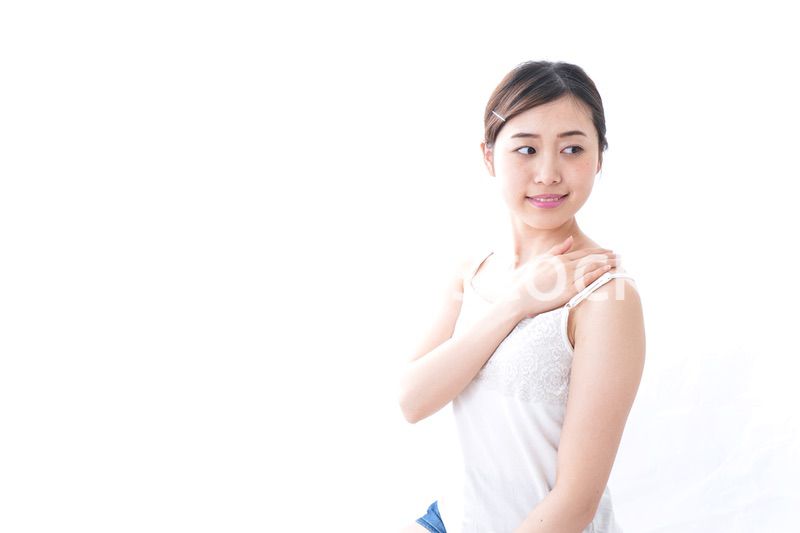 クリームを塗る女性