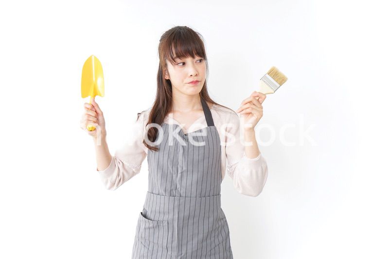 DIYをする若い女性