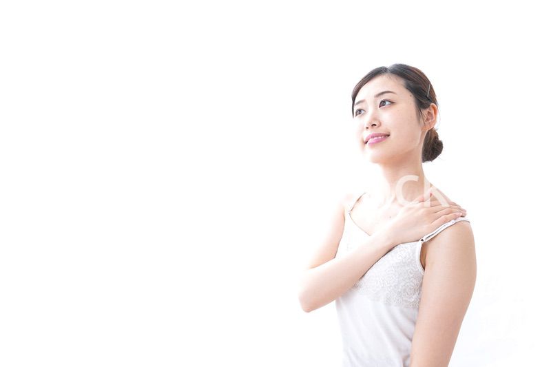 クリームを塗る女性