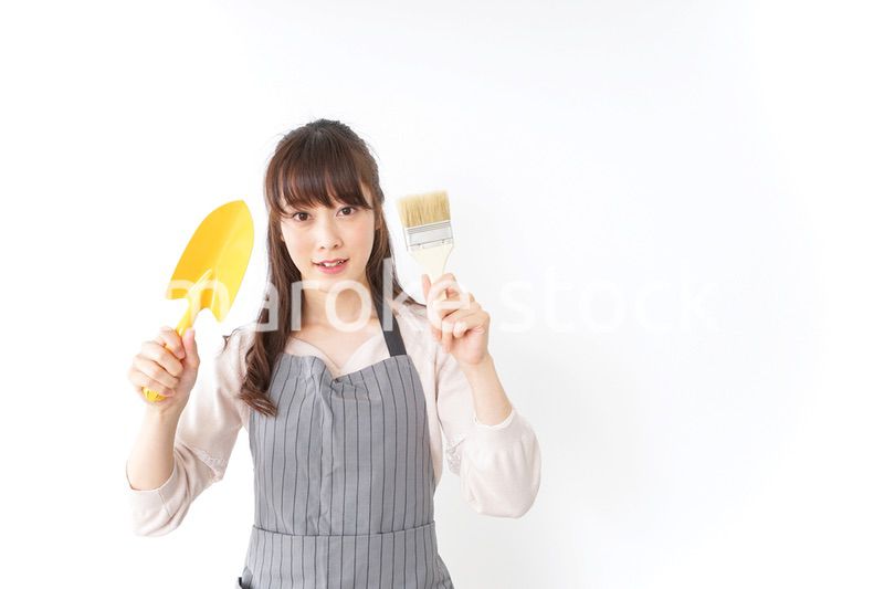 DIYをする若い女性