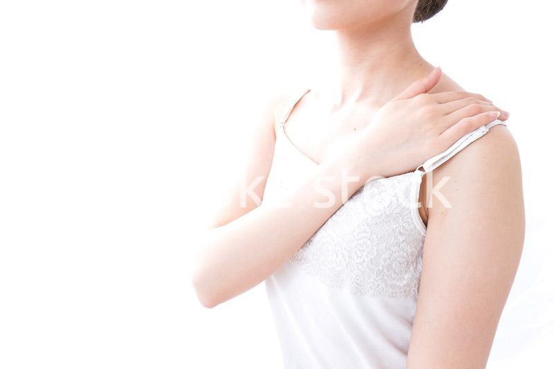 クリームを塗る女性