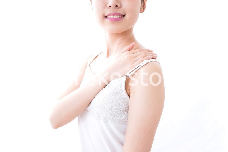 クリームを塗る女性