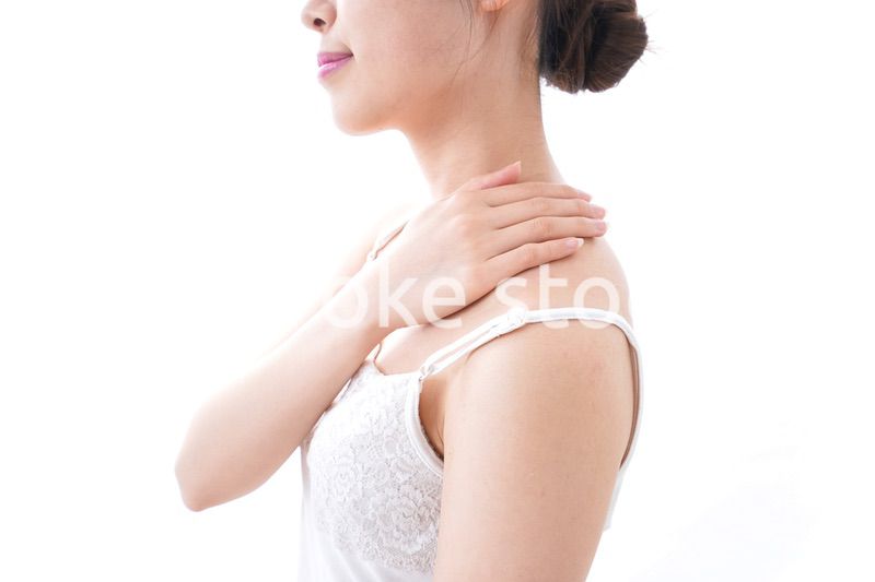 クリームを塗る女性