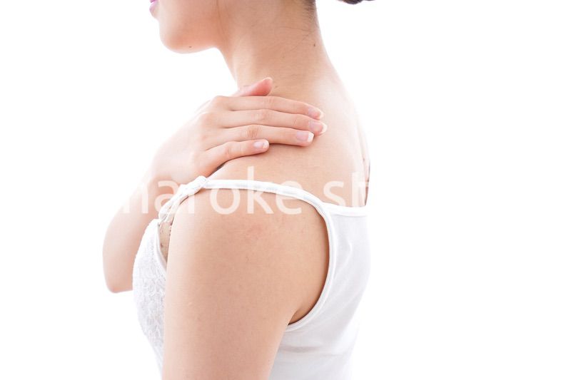 クリームを塗る女性