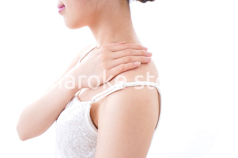 クリームを塗る女性