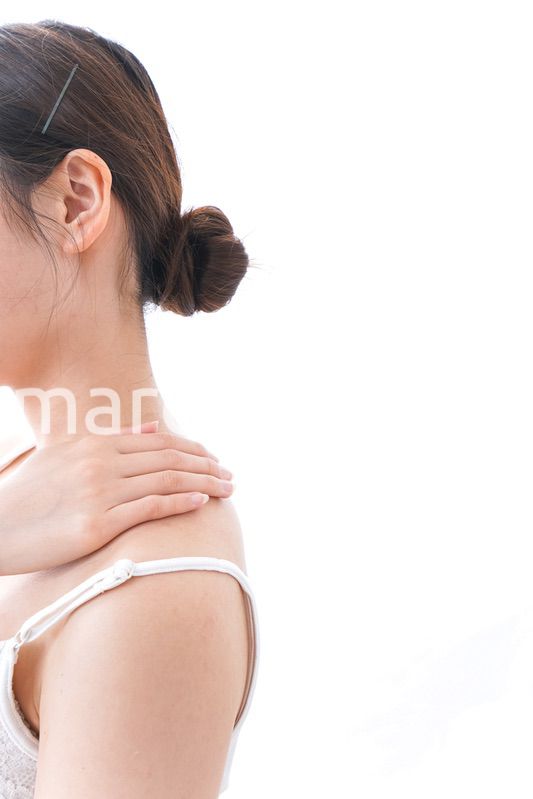 クリームを塗る女性