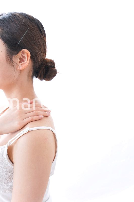 クリームを塗る女性