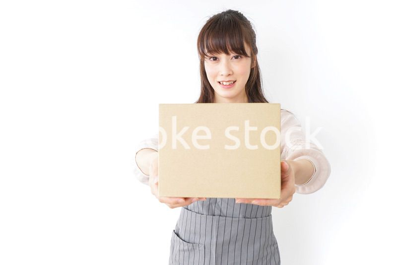 DIYをする若い女性