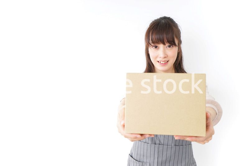 DIYをする若い女性