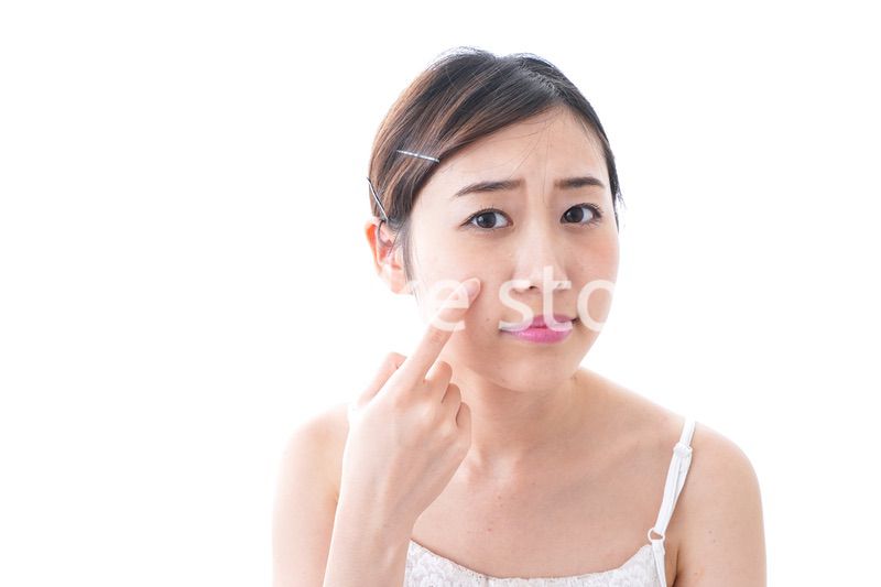 スキンケアをする若い女性