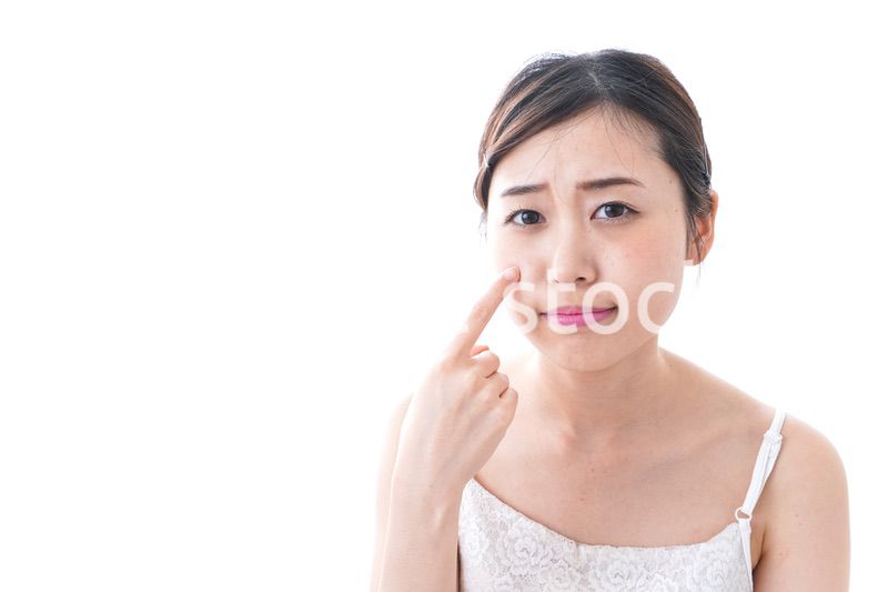 スキンケアをする若い女性