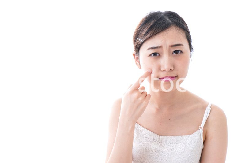 スキンケアをする若い女性