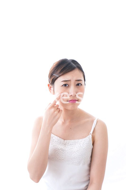 スキンケアをする若い女性