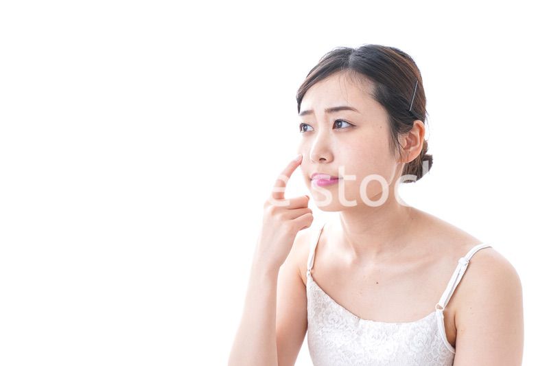 スキンケアをする若い女性