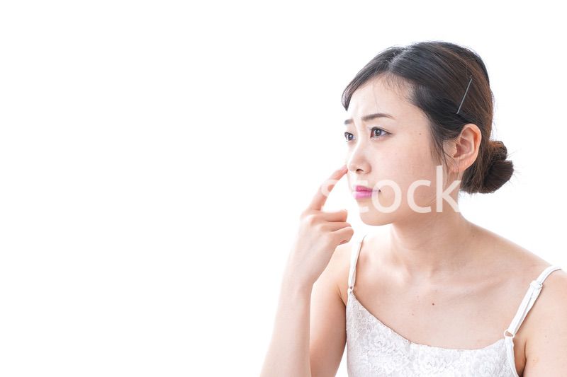 スキンケアをする若い女性