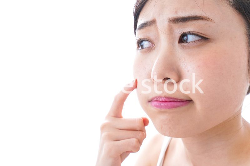 スキンケアをする若い女性