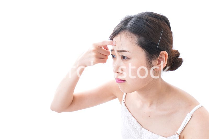 スキンケアをする若い女性