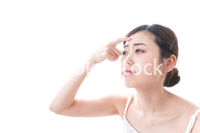 スキンケアをする若い女性