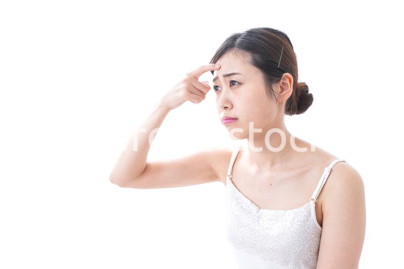 スキンケアをする若い女性