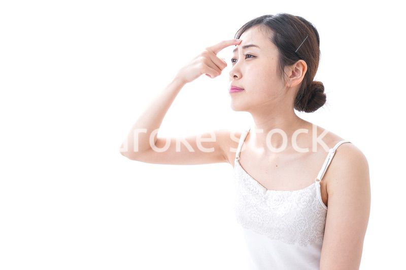 スキンケアをする若い女性