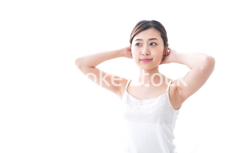 スキンケアをする若い女性