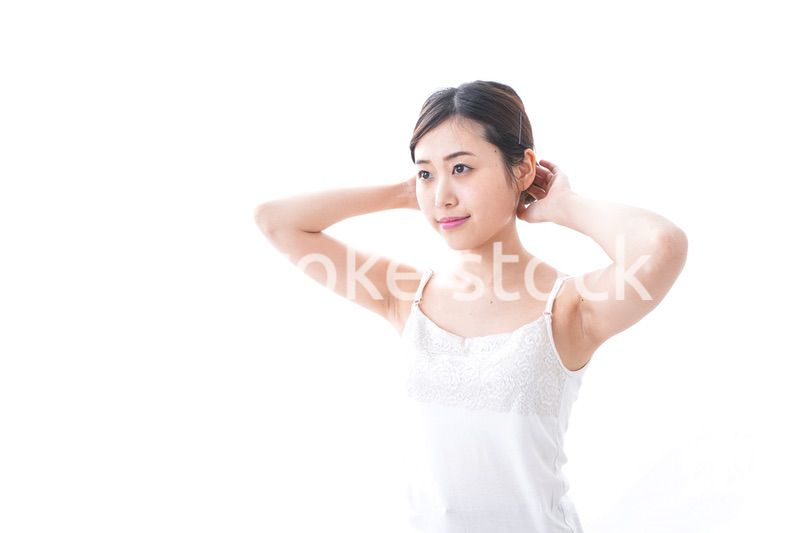 スキンケアをする若い女性