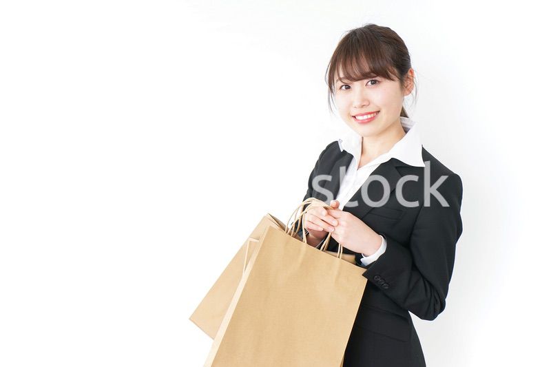 ショッピングをする若いビジネスウーマン
