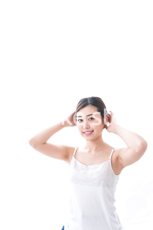 スキンケアをする若い女性