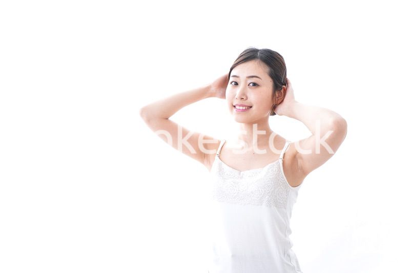 スキンケアをする若い女性